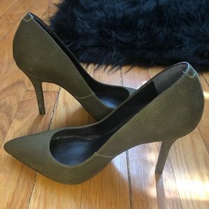 Beautiful Olive green suede pumps from Aldo